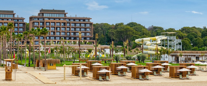 Vom gepflegten Strand aus fällt der Blick auf ein modernes 4-Sterne-Resort in direkter Strandlage. Klare Linien der Anlage treffen auf ruhige Küstenlandschaft.